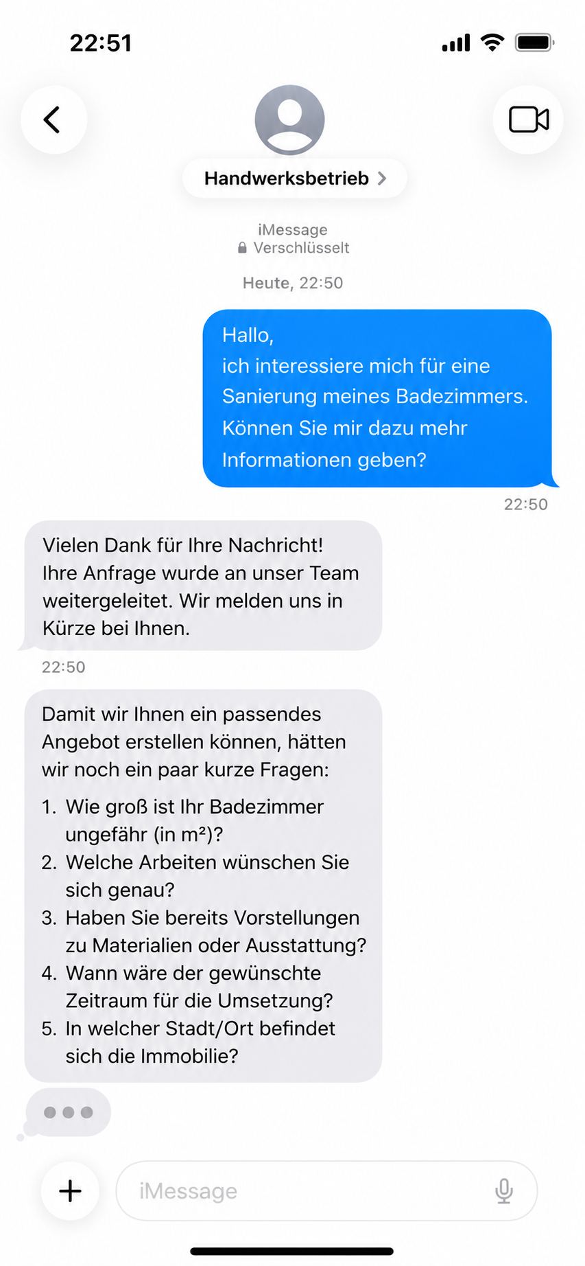 Echter SMS-Verlauf: Kundenanfrage zur Badsanierung mit automatisch generierter Antwort der KI
